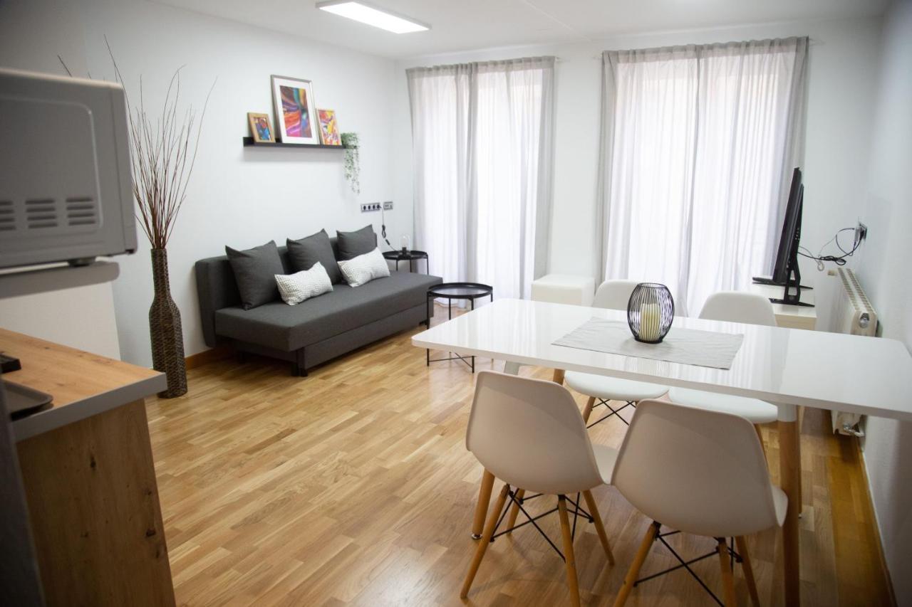 Elizabeth Towers Apartment Almansa Bagian luar foto